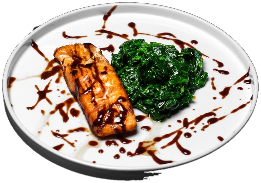 Salmone glassato con riduzione di aceto balsamico e spinaci saltati, su piatto bianco